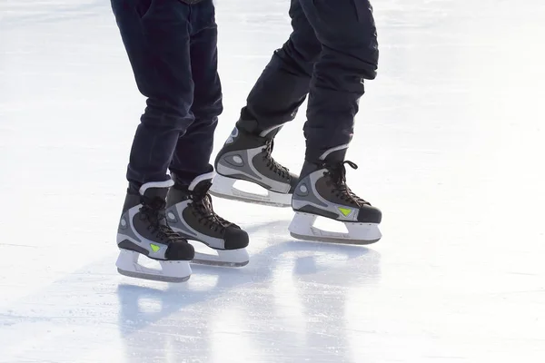 Schlittschuhlaufen Auf Der Eisbahn — Stockfoto