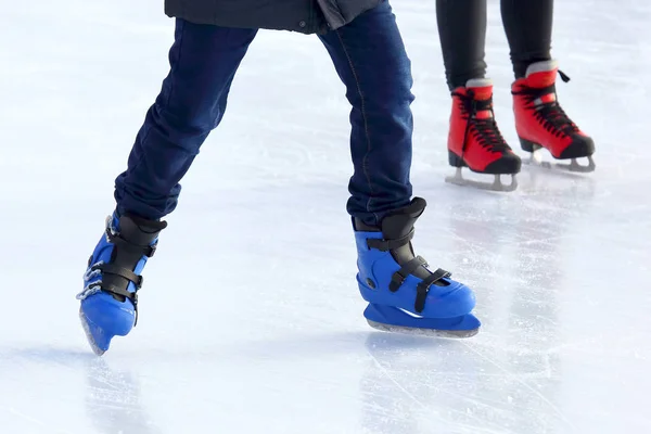 Piedi Persone Diverse Che Pattinano Sulla Pista Ghiaccio — Foto Stock