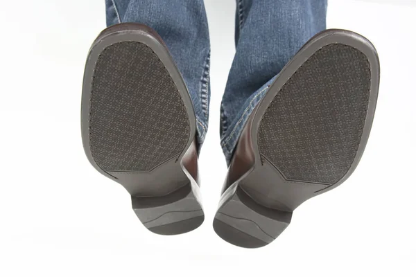 Pernas Masculinas Jeans Sapatos Clássicos Marrons Fundo Branco — Fotografia de Stock