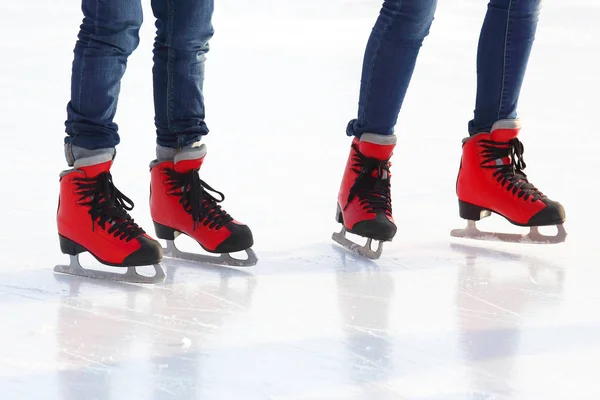 Füße Roten Schlittschuhen Auf Einer Eisbahn — Stockfoto