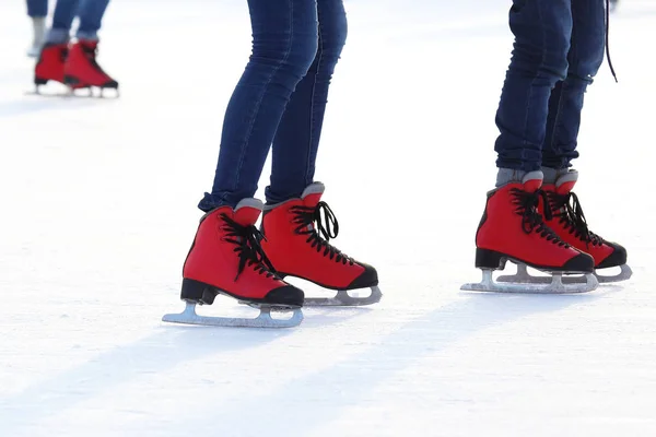 Weibliche Beine Auf Schlittschuhen Auf Einer Eisbahn — Stockfoto