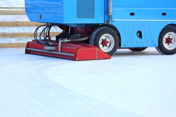 специальная машина для уборки льда очищает каток
