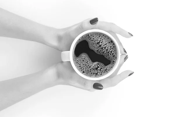 Weibliche Hand Mit Einer Tasse Schwarzen Kaffees Auf Weißem Tisch — Stockfoto