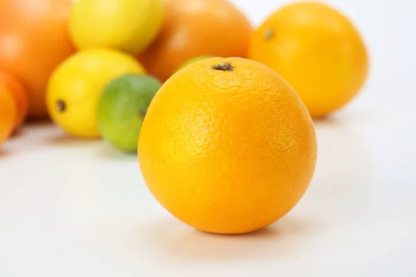 Laranja Fundo Diferentes Frutas Cítricas Fundo Branco — Fotografia de Stock