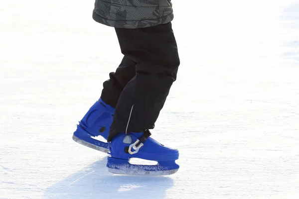 氷燐の青いスケートでの足 — ストック写真