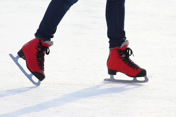 Ноги Червоних Ковзанах Льоду — стокове фото