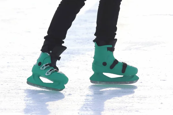 人们在冰蛋白上滑冰的脚 — 图库照片