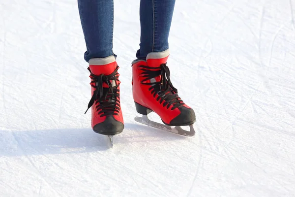 Jambes Féminines Patins Sur Une Glace Rin — Photo