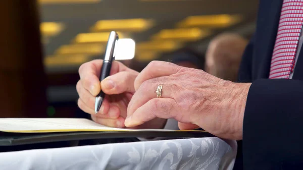 ビジネスの男性の手のサイン と重要な文書 — ストック写真