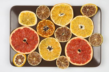 Kurutulmuş dilimleri çeşitli narenciye