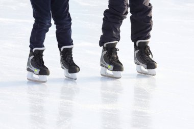 farklı insanlar üzerinde buz rin pateni metrelik