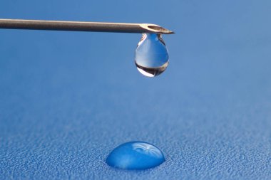 Tıbbi enjeksiyon iğne ucu sıvı asmak damla