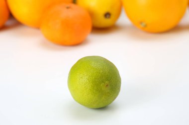 arka plan beyaz arka plan üzerinde farklı narenciye yeşil limon