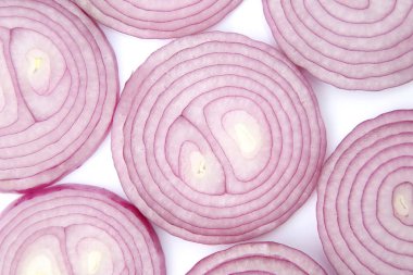 Salata için soğan dilimi.