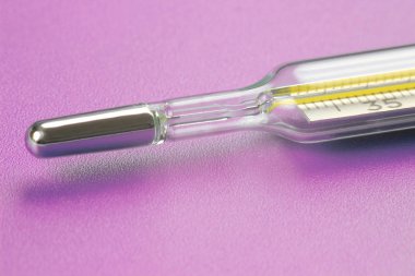 Tıbbi termometre closeup pembe bir arka plan üzerinde