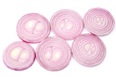 Salata için soğan dilimi.