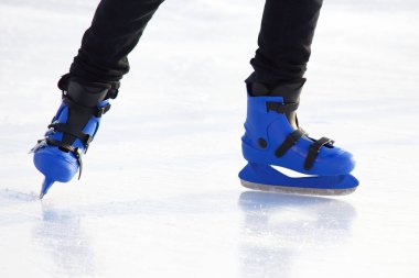 mavi buz rin pateni içinde bacaklar