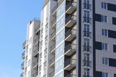 Yeni inşa edilen çok katlı konut binası