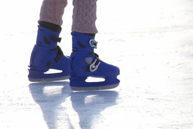 mavi buz pistinde paten içinde bacaklar