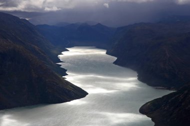 Dağ göl manzaralı. Jotunheimen Milli Parkı. Norveç
