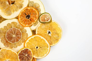 Beyaz adam üzerinde çeşitli narenciye closeup kurutulmuş dilimleri