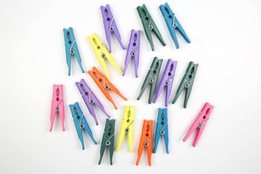 Beyaz bir arka plan üzerinde elbise renkli clothespins dönüştürün