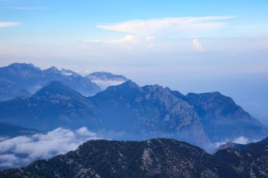 Akdeniz 'in Akdeniz kıyısındaki dağlık bölgede hava karardı.