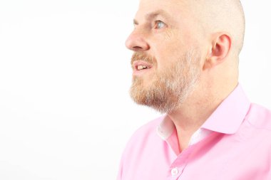 Pembe bir şir sakallı bir adam portresi stüdyo