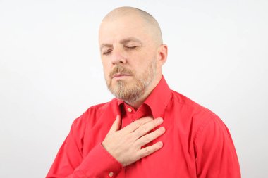 gözleri kırmızı tişörtlü adam kapatın