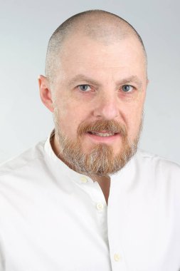 Sakallı bir adamın portresi.