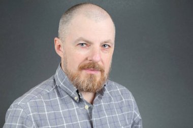 Sakallı bir adamın portresi.