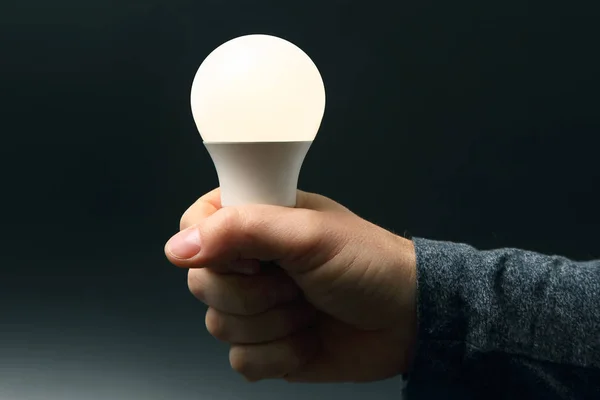 Incluso Led Nuova Lampada Mano Umana Sfondo Scuro — Foto Stock