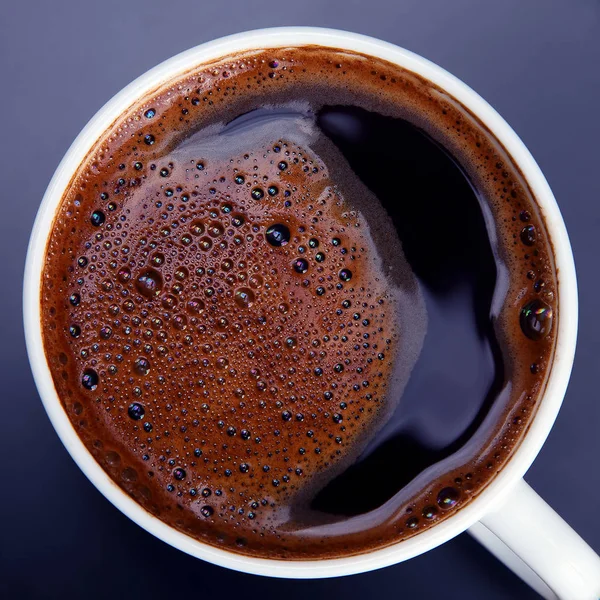 Café Taza Blanca Sobre Fondo Oscuro — Foto de Stock