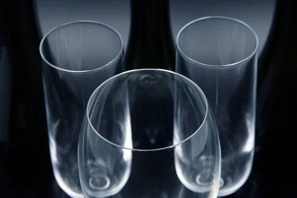 Tres Botellas Vino Vacías Tres Vasos Vino Vacíos — Foto de Stock