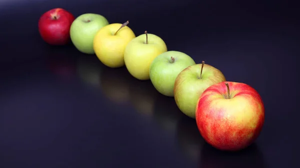 Manzanas Frescas Diferentes Sobre Fondo Oscuro —  Fotos de Stock