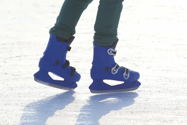 Mavi Buz Pistinde Paten Içinde Bacaklar — Stok fotoğraf