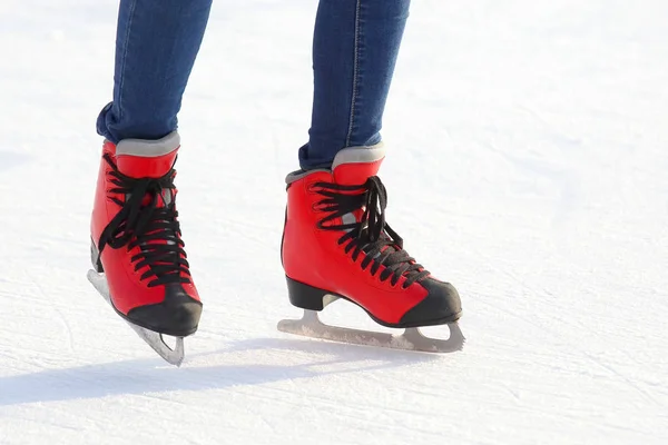 Jambes Féminines Patins Sur Une Glace Rin — Photo