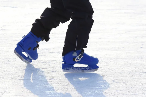 腿在蓝色溜冰上的冰蛋白 — 图库照片