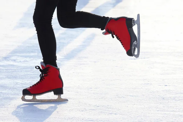 女子脚在冰蛋白上滑冰 — 图库照片