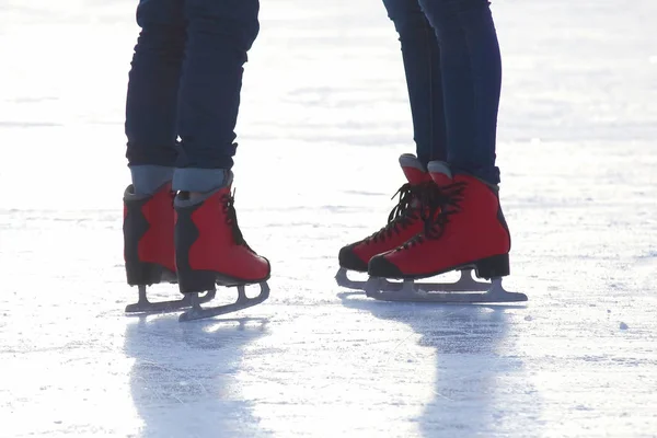 Voeten Rode Schaatsen Een Ijsbaan — Stockfoto