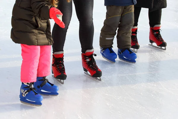 Pieds Différentes Personnes Patinant Sur Glace Rin — Photo