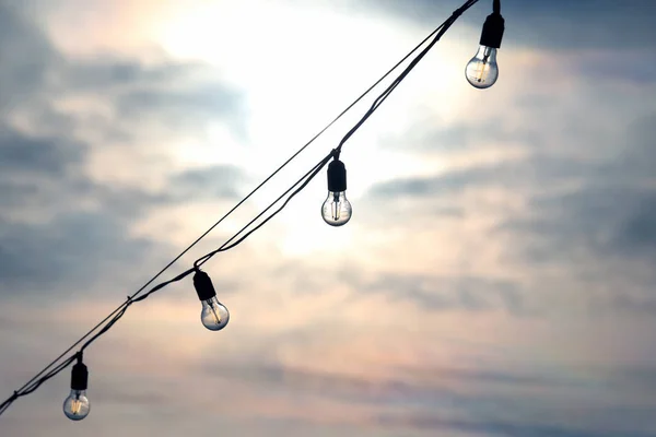 Sagoma Della Lampadina Elettrica Sullo Sfondo Del Sole Tramonto — Foto Stock