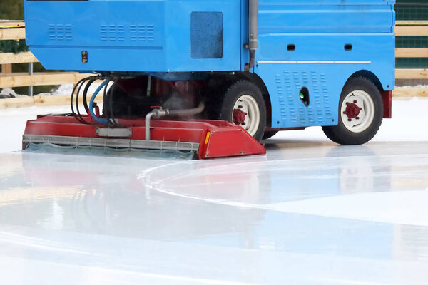 специальная машина для очистки льда на конькобежной дорожке
