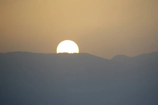 Nascer Sol Topo Uma Montanha — Fotografia de Stock