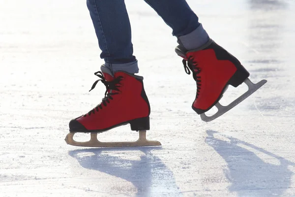 Füße Schlittschuhlaufen Auf Dem Eis — Stockfoto