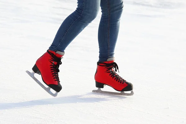 Bir Buz Rin Kırmızı Paten Ayaklarda — Stok fotoğraf