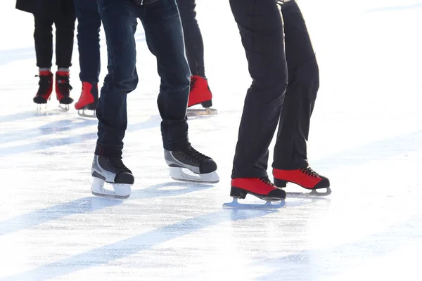 Pés Pessoas Diferentes Patinando Rin Gelo — Fotografia de Stock