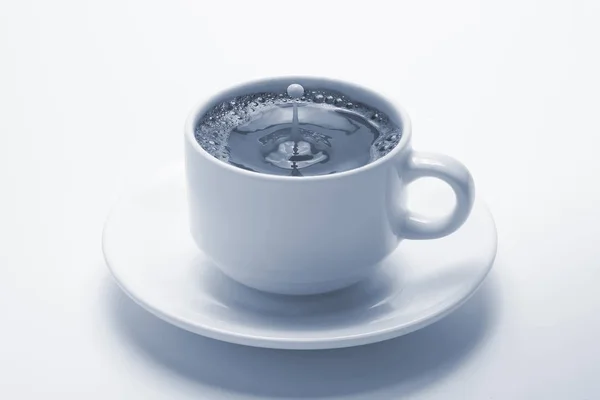 Gota Leite Caindo Uma Xícara Branca Com Café Preto — Fotografia de Stock