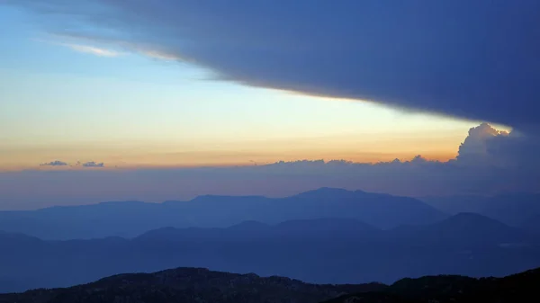 Por Sol Nas Nuvens Fundo Montanha — Fotografia de Stock