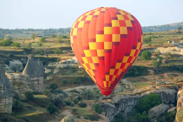 Globo Está Volando Zona Montañosa Capadocia Turquía —  Fotos de Stock